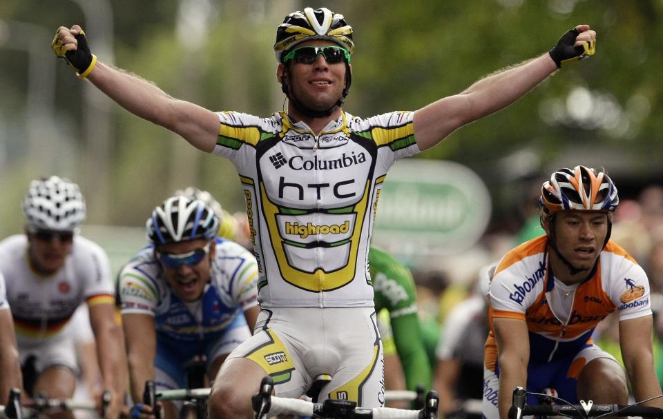 ETAPPEVINNER: Mark Cavendish vant l�rdagens etappe i Tour of Ireland. Alexander Kristoff f�lger rett bak til venstre for briten. Nordmannen holder imidlertid Manxekspressen bak seg i kampen om poengtr�ya.Foto: SCANPIX/REUTERS/Stefan Wermuth