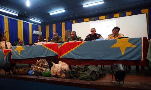 DOMMERPANELET: Utstyret som de to drapstiltalte nordmennene, Tjostolv Moland og Joshua French, hadde med seg til Kongo, foran dommerpanelet l�rdag.
Foto: Vegar K. Vatne / SCANPIX