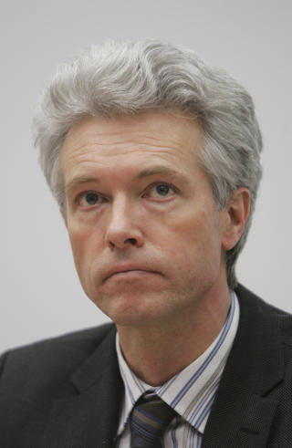 - ET FREMSKRITT: - Det har druknet i debatten at dette er en av v�re st�rste nyvinninger de siste �rene - dette er en av de aller f�rste gangene vi har f�tt en vaksine som kan forhindre kreft. Det er revolusjonerende, mener direkt�r Geir Stene-Larsen i Folkehelseinstituttet. 
Foto: Morten Holm / SCANPIX .