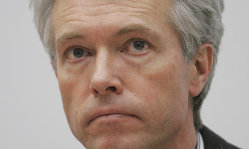 F�R REFS: Direkt�r Geir Stene-Larsen i Folkehelseintstituttet har v�rt med p� � holde flere pressekonferanser i forbindelse med svineinfluensaen. N� f�r han refs fra Olav Gunnar Ballo. Foto: Morten Holm / SCANPIX .