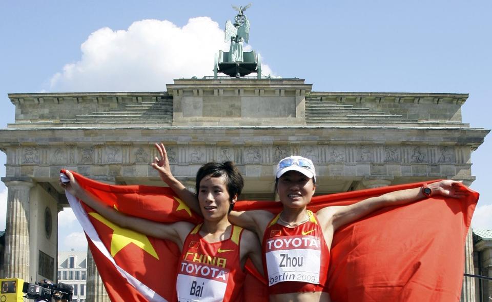 KINESISK DOMINANS: Bai Xue (t.v.) ledet an i en stor VM-maraton for Kinas del med tre l�pere blant de fem beste. Landsvenninnen Zhou Chunxiu (t.h.) ble nummer fire.Foto: SCANPIX/REUTERS/Wolfgang Rattay (GERMANY SPORT ATHLETICS)