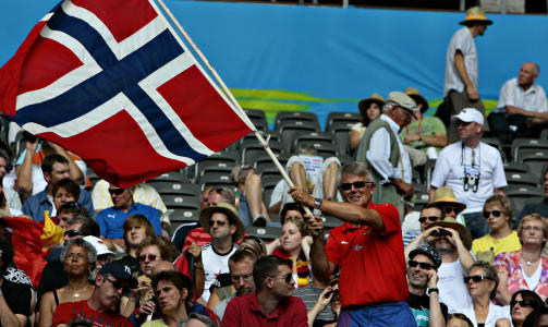 FLAGGER FOR S�NNEN: Pappa Tomm Thorkildsen er p� plass i Berlin. Foto: ARNT E. FOLVIK