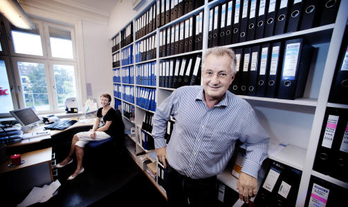 TIKKENDE BOMBE?: &mdash; Uten helsek�ene og folks mistro til helsevesenet hadde vi nok ikke hatt det samme markedet, innr�mmer medisinsk direkt�r i Vertikal helseassistanse, Vidar Arnulf, til Dagbladet. Professor Steinar Westin mener forsikringsselskapene er en tikkende bombe under det norske helsevesen. Foto: JOHN T. PEDERSEN.