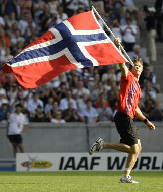 FEIRET P� STADION: Andreas Thorkildsen vant endelig VM. Foto: AP