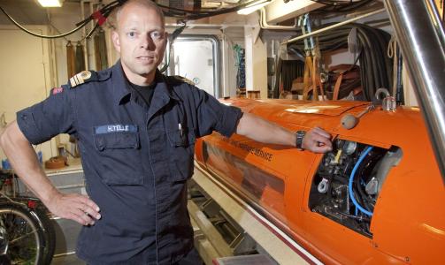  MINEROBOT FRA KONGSBERG: : Dette er innretningen som kan finne restene etter Roald Amundsens fly Latham 47 som havarerte utenfor Bj�rn�ya i 1928. Kapteinl�ytnant Helge Telle sier de vil finne motorrestene ved hjelp av roboten Hugin 1000 dersom de er i leteomr�det. - Hugin gir bilder med en oppl�sning p� 2 x 2 centimeter, sier Telle. Foto: Jan-Morten Bj�rnbakk / SCANPIX.