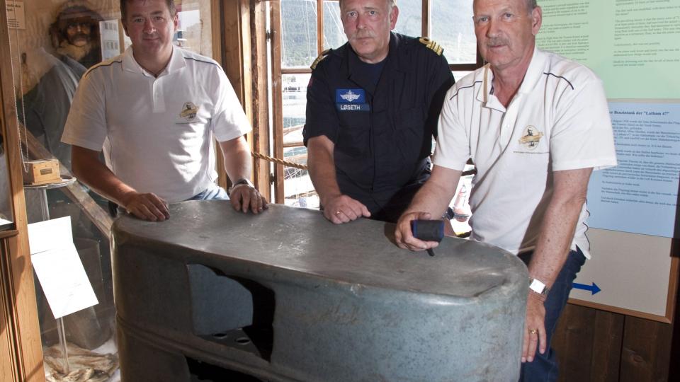  TANKEN FRA 1928: : Denne bensintanken fra Roald Amundsens fly Latham viser at noen overlevde styrten ved Bj�rn�ya. N� skal restene av flyet finnes i en storstilt leteaksjon. Fra venstre ekspedisjonsleder Rob McCallum, kommand�rkaptein Frode L�seth og Kjell Lutnes. Foto: Jan-Morten Bj�rnbakk / SCANPIX.