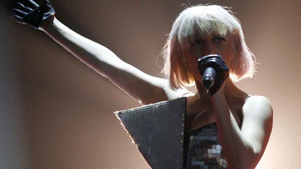 HOLDT MASKEN: Lady GaGa holdt pokerfjeset p� til tross for at publikum var tydelig misforn�yde under g�rsdagens konsert i Staffordshire. Bildet er fra en konsert i Tyskland i v�r. Foto: AFP PHOTO  DDP/ SEBASTIAN WIDMANN.