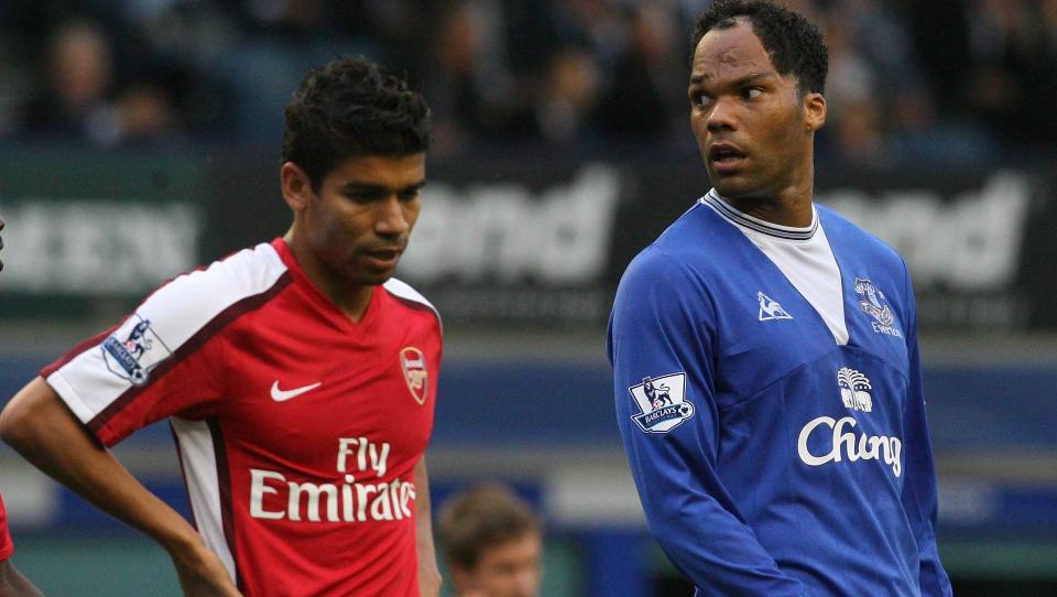 TIL CITY: Joleon Lescott, her flankert av Arsenals Eduardo, er p� det n�rmeste klar for de lysebl�. Kun personlig kontrakt og legesjekk gjenst�r. Foto: LINDSEY PARNABY / EPA.
