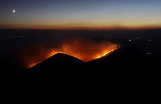  P� VEI OVER TOPPEN:  Skogbrannen p� vei mot toppen og over p� den andre siden av fjellet Kitheronas, 70 kilometer fra Aten. Foto: AP/SCANPIX.