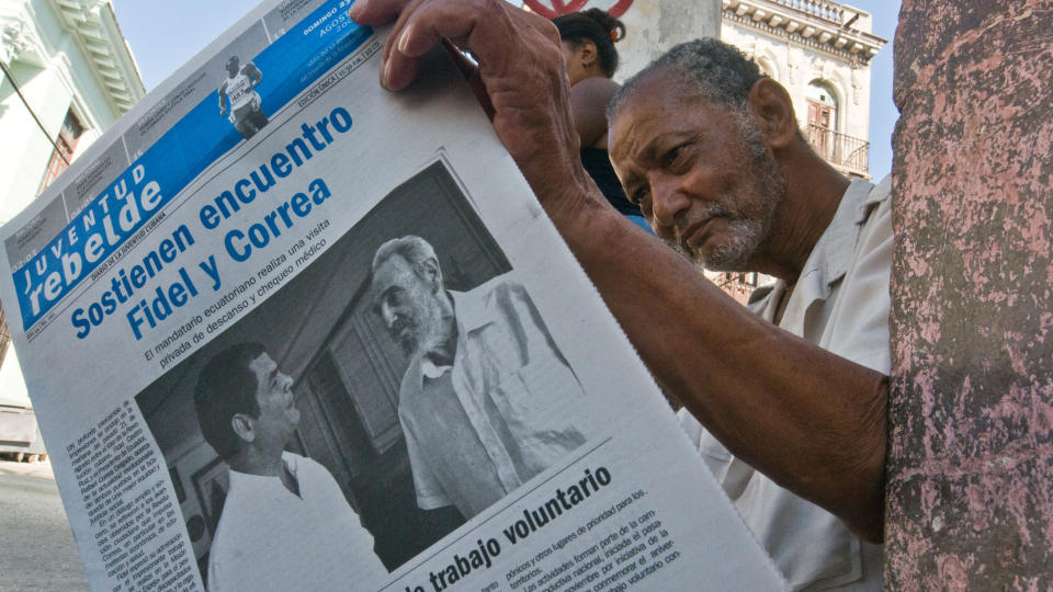 SUNNERE: Den cubanske avisen Juventud Rebelde trykket i g�r et bilde av Fidel Castro p� forsiden. P� bildet ser Castro sunnere ut enn han har gjort p� lenge. Foto: AFP Photo/Scanpix