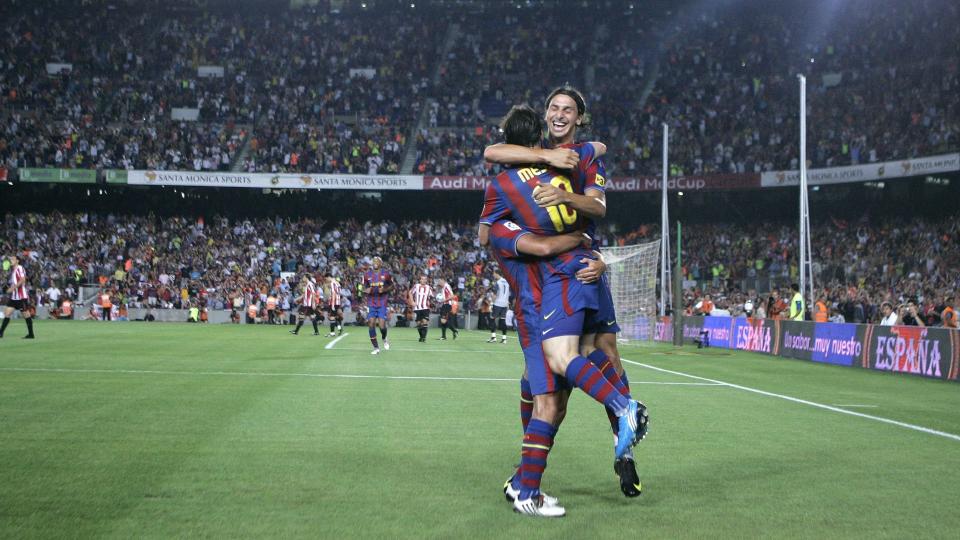 SUPERDUO: Zlatan Ibrahimovic og Leo Messi l�ftes av en skjult lagkamerat. De to viste seg fra sin beste side da Barcelona tok supercupseieren i Spania i g�r kveld. Foto: SCANPIX/AP/David Ramos