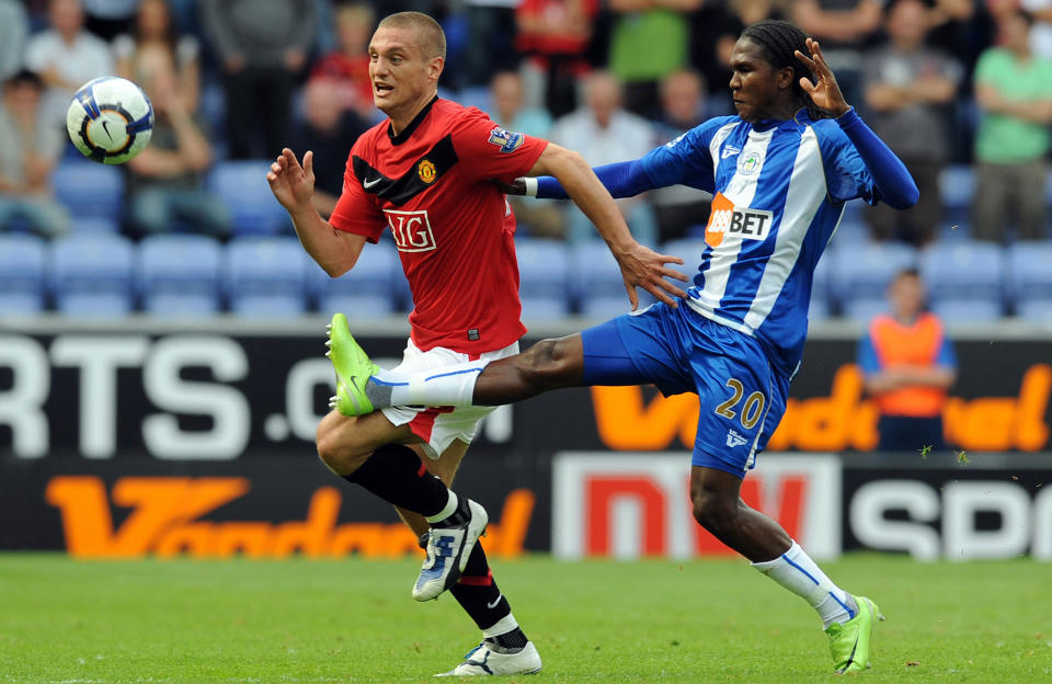 T�FFE DUELLER: B�de Nemanja Vidic og Hugo Rodallega kan v�re i tr�bbel etter opphetede dueller i helgas Manchester United-knus av Wigan. Vidic skal ha klappet til den colombianske spissen. Foto: SCANPIX/AFP/PAUL ELLIS