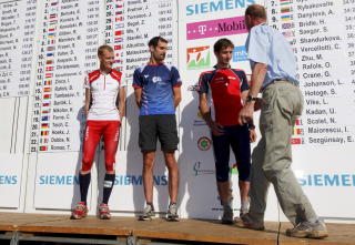 MISTET MEDALJE: Anders Nordberg (fra venstre) Norge, Thierry Gueorgiou, Frankrike og  Michal Smola, Tsjekkia ble hedret etter VM-stafetten, der de ofret medaljer for � hjelpe Martin Johansson.
Foto S�ren Andersson / SCANPIX