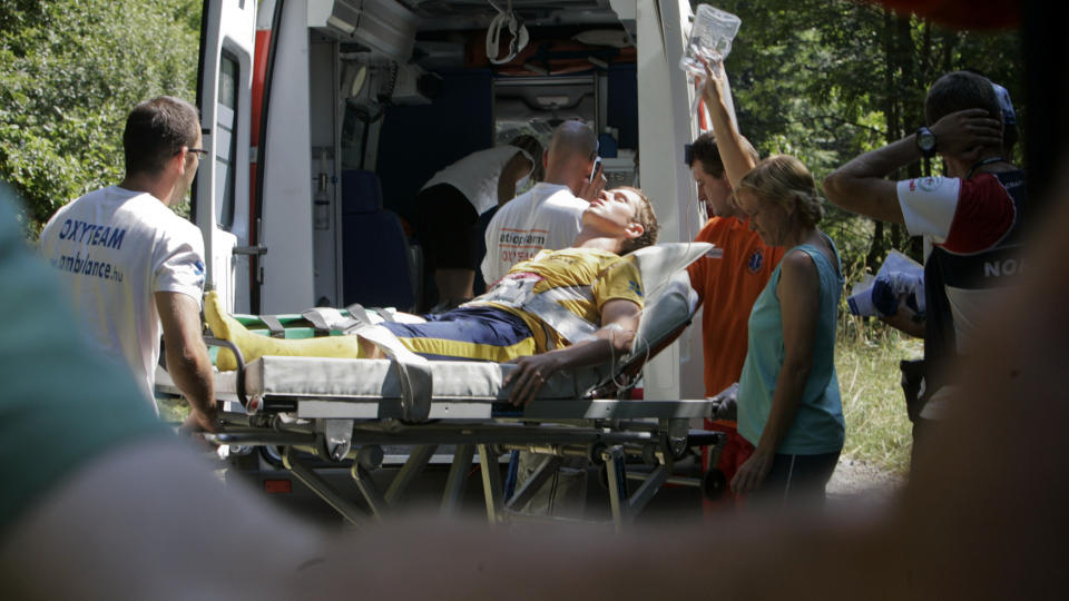 FRA VM-ETAPPE TIL SYKEHUSET: Sveriges Martin Johansson ble hentet av ambulanse etter at han fikk seg en stygg skade i VM. Foto: S�ren Andersson / SCANPIX