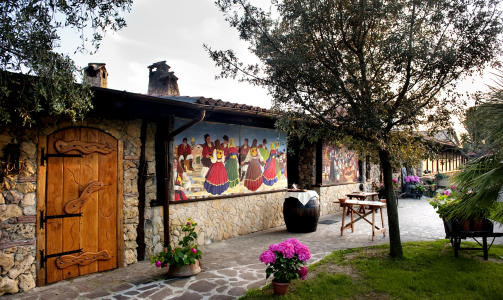 SA MANDRA:  Den flotte bondeg�rden frister turistene p� Sardinia.