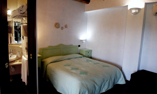 ROMANTISK: Det er ogs� noen f� rom for overnatting p� bondeg�rden.