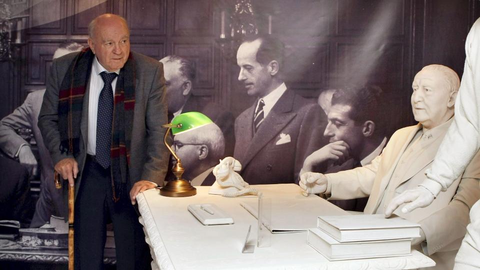 LEGENDER: �respresident Alfredo Di Stefano foran statuen av president Santiago Bernabeu i fjor. Di Stefano spilte en sentral rolle da Bernabeu gjorde Real Madrid til en europeisk stormakt i midten av forrige �rhundre, og kveldens Rosenborg-kamp i Madrid er del av en �rlig hyllest til Bernabeu. Foto: SCANPIX/EPA/J.J. Guill�n