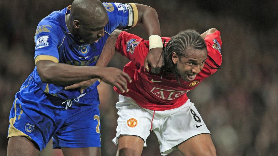 BLIR IKKE LAGKAMPERATER: Sol Campbell (t.v) f�r ingen sjanse hos Manchester United, skriver lokalavisa i byen. Foto: EPA/MAGI HAROUN