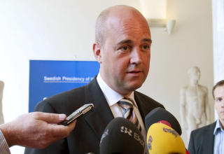 AVVISER NETANYAHU: Sveriges statsminister Fredrik Reinfeldt sier at han ikke vil ford�mme artikkelen. Foto: Bertil Ericson/AFP