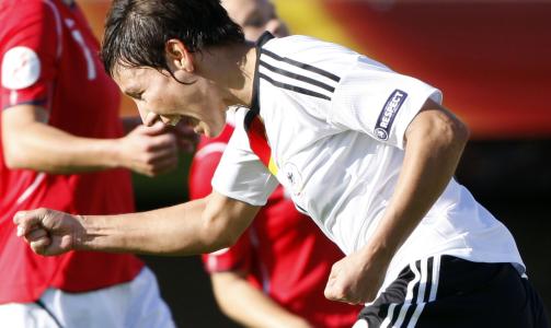 STRAFFESCORING: Linda Bresonik scoret Tysklands f�rste fra krittmerket. Foto: AP