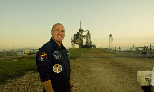 SKYTES OPP I 2011: ESA-astronaut Andr� Kuipers ser dr�mmende bort p� romferja som skal bringe kompis Christer Fuglesang til rommet. Om to �r skal Kuipers ut p� sin andre romtur i en russisk Soyuz-kapsel. Foto: GEIR BARSTEIN