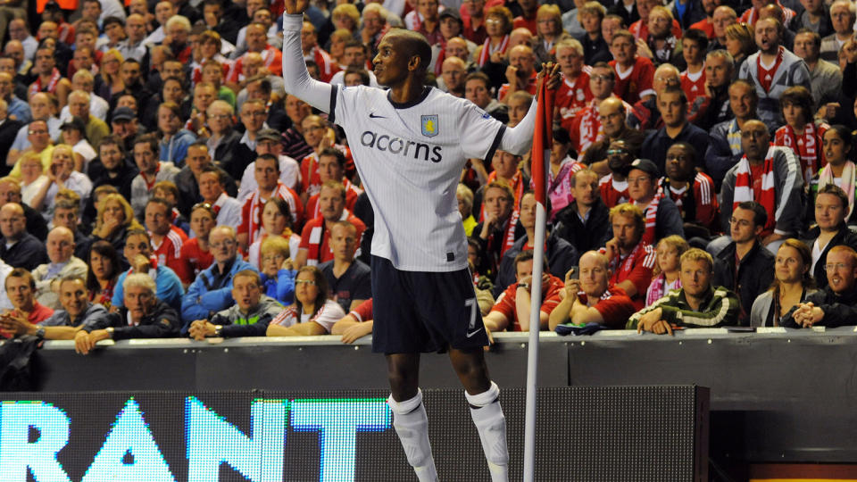 STERK SEIER: Ashley Young og Aston Villa hadde ikke sl�tt Liverpool siden 2001. Onsdag kveld var de sv�rt effektive p� Anfield. Foto: AFP