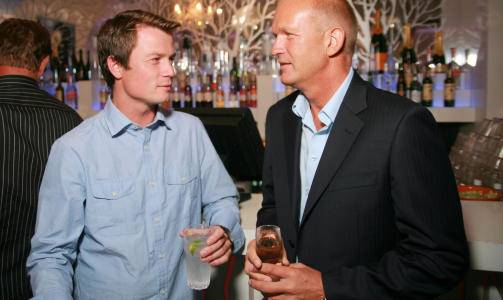 SLO AV EN PRAT: Beilerne Vemund Aarstrand (34) og Jan Horn (51) hang i baren. Foto: HALVOR PEDERSEN/STELLA PICTURES
