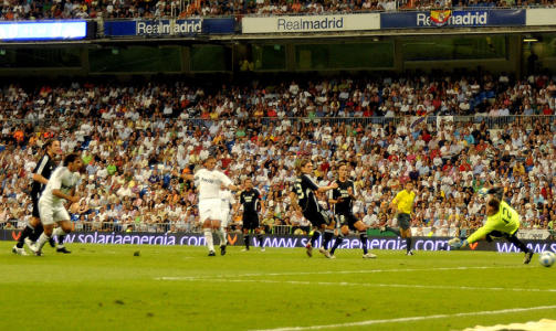 1-0: Her scorer Kerim Benzema Real Madrids f�rste, etter at han dro med seg ballen med h�len. Foto: �ISTEIN NORUM MONSEN