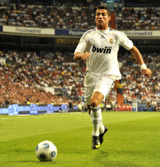 HJEMMEDEBUT: Cristiano Ronaldo debuterte p� hjemmebane, men han m�tte g� m�ll�s av banen - for Rune Almenning Jarstein stoppet frisparksfors�ket hans. Foto: �ISTEIN NORUM MONSEN