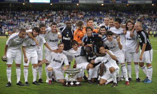 VANT GENERALPR�VEN: Real Madrid-stjernene feirer seieren over Rosenborg i Trofeo Bernab�u. Foto: REUTERS