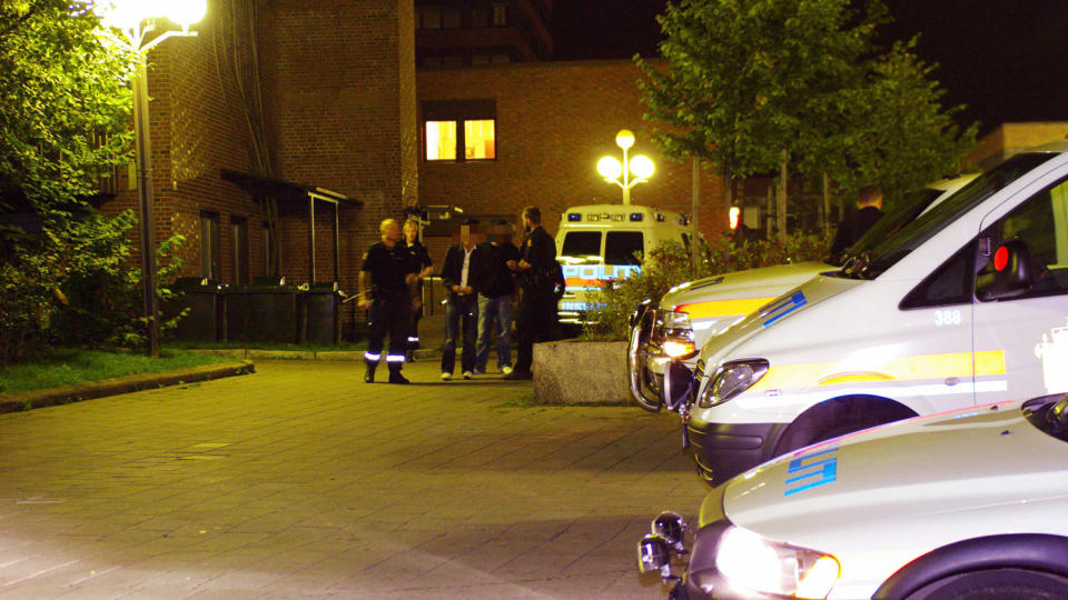 VITNER: Politiet prater med vitner ved T�yen senter. Foto: Daniel D. Laabak