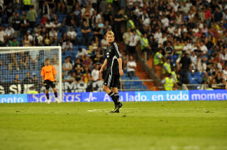 STATIST: Steffen Iversen kunne bare se p� at Real Madrid kj�rte over Rosenborg. Foto: �istein Norum Monsen