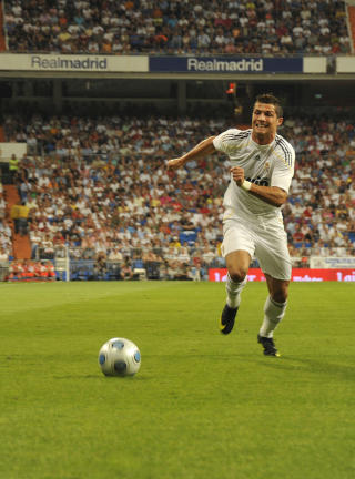 HJEMMEDEBUT: Cristiano Ronaldo h�stet selvsagt masse applaus fra 80 000 tilskuere p� Santiago Bernabeu i g�r kveld.Foto: �istein Norum Monsen