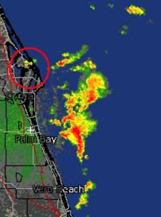 SYNDERNE: En massiv tordenstorm i s�r�st og en rett over oppskytingsplattformet (sirklet) �dela for Fuglesang. Grafikk: Wunderground.com