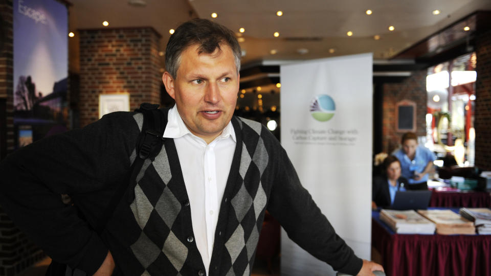 ER BLITT SYK:  Olje- og energiminister Terje Riis-Johansen (Sp) har f�tt symptomer p� svineinfluensa. Arkivfoto: Marit Hommedal / SCANPIX