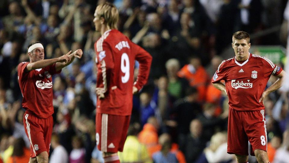 KREVER MER AV DE RUTINERTE: Jamie Carragher, Fernando Torres og kaptein Steven Gerrard er nok blant dem Rafa Benitez sikter til n�r han sier han forventer mer av de erfarne spillerne. I g�r ble det 1-3 for Aston Villa. Foto: SCANPIX/REUTERS/Darren Staples
