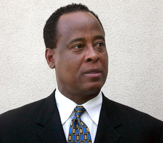 DREPTE HAN JACKSON? Conrad Murray er forel�pig siktet for uaktsomt drap p� Michael Jackson. N� hevder nyhetsbyr�et AP at siktelsen kan bli utvidet etter at obduksjonsrapporten av poplegenden skal ha konkludert med overdose. Ingen har s� langt �nsket � bekrefte eller kommentere p�standen. Foto: AP/SCANPIX
