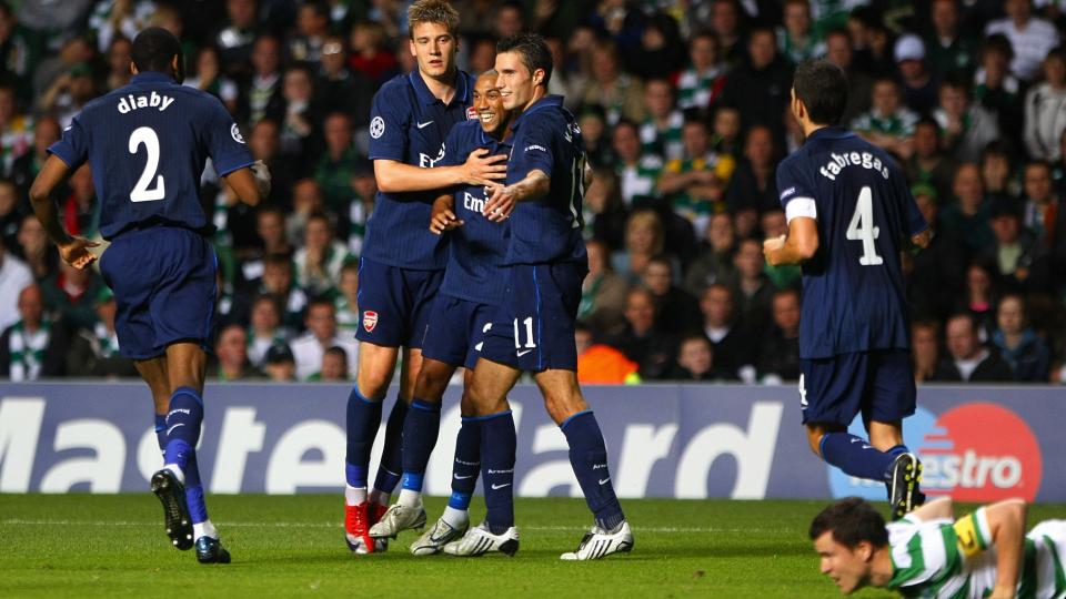 SELVM�L GA 2-0: Her feirer Arsenal-spillerne m�let som gj�r returkampen langt enklere p� Emirates i morgen. Foto: REUTERS/David Moir