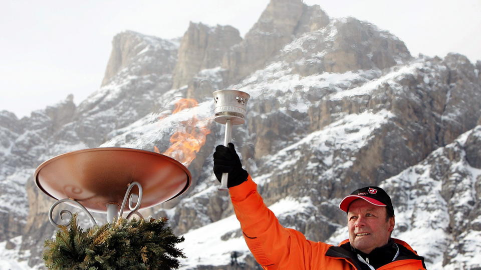 OL-VINNER: Toni Sailer tente den olympiske ild i in Cortina d'Ampezzo i 2006, under fakkelstafetten f�r Torino-OL. Foto: REUTERS/Alessandro Bianchi