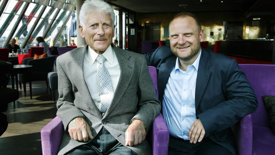 OVERLEVDE HOLOCAUST: Frank Rossavik har skrevet historien om j�diske Edgar Brichta (79) fra Tsjekkoslovakia,s om flyktet til Norge under andre verdenskrig. I dag er han pensjonert lege i Californias hovedstad Sacramento, hvor han bor sammen med kona Judy.
