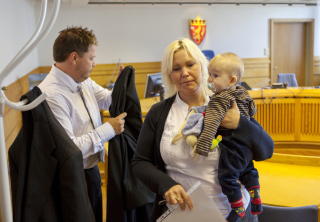  NY RUNDE I RETTEN:  Monia Johannson, s�nnen Kasper og eierfamiliens advokat Sigvart Bilstad i tingretten, der Majlos eiere fikk blankt medhold. Foto: OLE MORTEN MELG�RD.