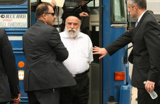 BLE ARRESTER TI JULI I �R: Levy-Izhak Rosenbaum (58) fra Brooklyn, ble arrestert og siktet for korrupsjon, hvitvasking av penger og organsalg. Han skal ha v�rt en mellommann for organsalg p� det svarte markedet. Donorene ser imidlertid ut til � ha v�rt levende. Foto: AP/The Star-Ledger, Mitsu Yasukawa