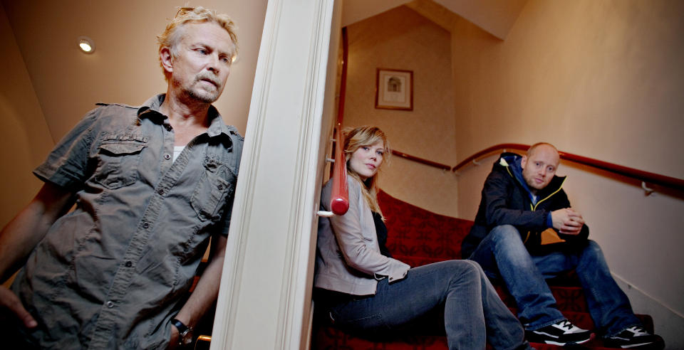 HOTELLDRAP: Det var p� et hotell i Aalst at det belgiske foreldreparet drepte sine to barn i 1999. Ane Dahl Torp og Aksel Hennie spiller paret i stykket. Dennis Storh�i bidrar som stemmen til forh�rsdommeren og blir v�rende bak scenen. Foto: Krister S�rb�