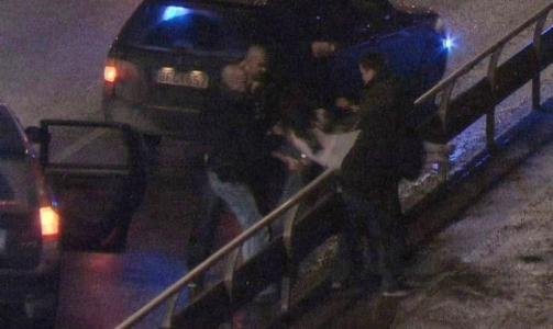 FYSISK ANSTRENGELSE: Politiet m�tte bruke makt da de skulle f� med seg den tilsynelatende psykisk ustabile kvinnen inn i politibilen. Foto: P�l Sommelius