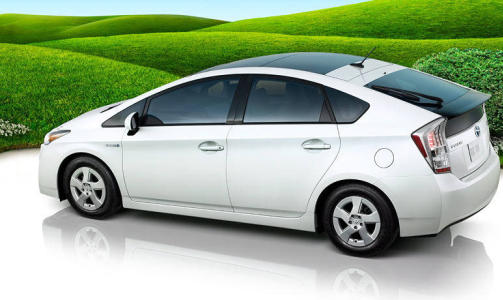 HYBRID-SUKSESS: Nye Toyota Prius er en suksess allerede f�r den er introdusert i Norge. 600 nordmenn har bestilt milj�bilen uten � ha sett den.