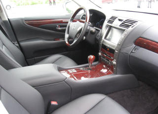 LUXUS:Hybrid. Lexus LS600H. gir konger og kakser bedre samvittighet.  Foto: ARE BORGIR