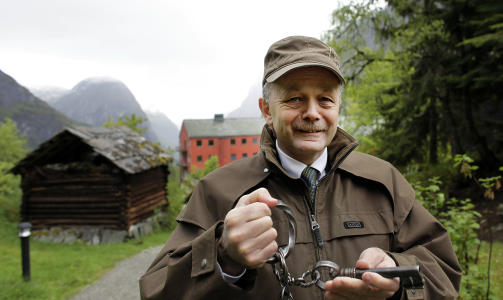 CICERONE: Hotelsjef Trygve Dugstad er en kunnskapsrik og entusiastisk guide for de som er s� heldige � f� f�lge med ham i hotellets museum. N�kkelknippet er i seg selv en museumsgjenstand. 