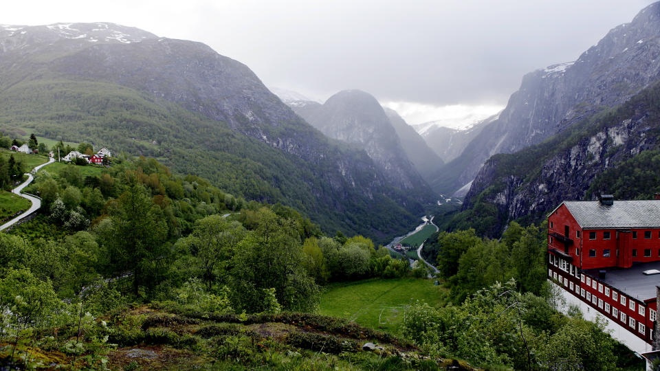 STALHEIM: Hotellet p� stupet. Sivlegarden til venstre. Stalheimskleivene og naturen som J. C. Dahl gjorde ber�mt.  Alle foto: Ole C. H. Thomassen