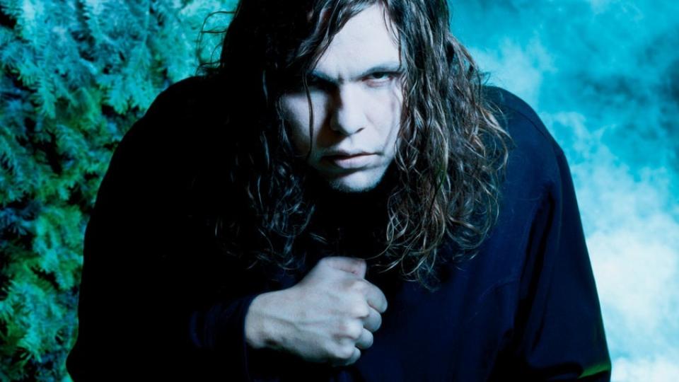 HELT UTEN GLIMT I �YET: Da Jay Reatard p� forrige plateomslag smurte sin halvnakne kropp inn i blod s� det halvgjort og teit ut. P� �rets omslag skuler han mot deg, svartkledd og sint, og det ser anstrengt og usikkert ut.
