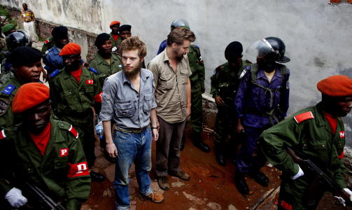 SIN VERSJON: Joshua French og Tjostolv Moland forteller sin opplevelse av dramaet som f�rte til at de ble arrestert og tiltalt for drap i Kongo. Her er de p� vei til retten i Kisangani.Foto: ESPEN R�ST